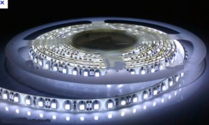Striscia LED a 60 Lunga 5 metri colore bianco freddo Resistente alle intemperie con biadesivo incorporato